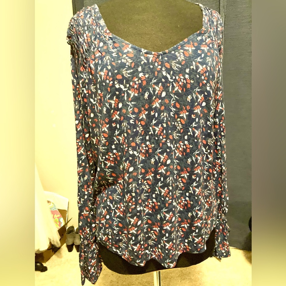 Lucky Brand floral long sleeve vneck with tie at wrists, size medium